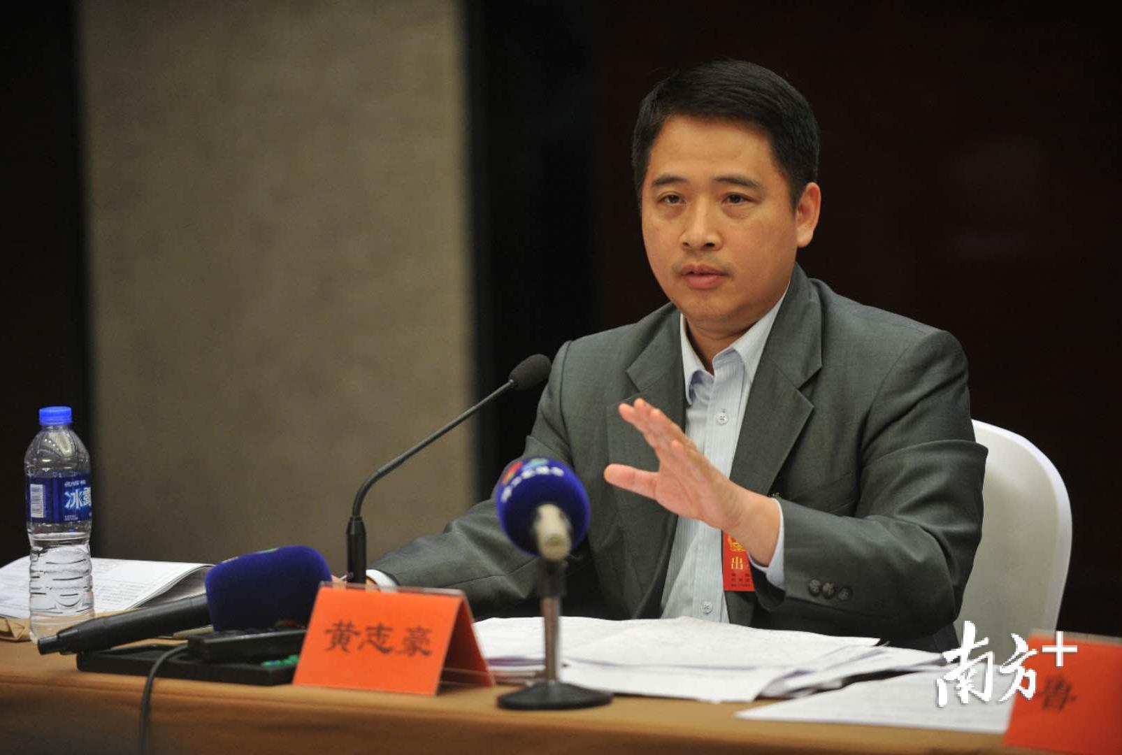 佛山市委常委、南海区委书记黄志豪在南海代表团分组审议上发言。戴嘉信 摄