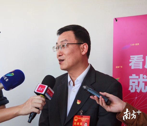 刘东豪走进南方报业传媒集团佛山“两会”直播间。