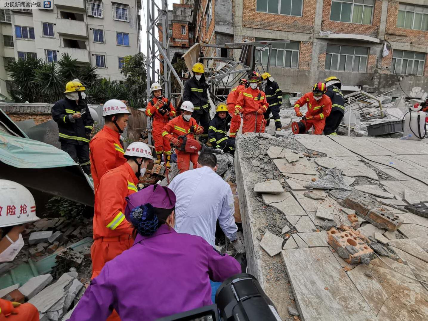 特勤大隊所屬地震救援重型編隊和戰勤保障大隊共計11部消防車100餘名