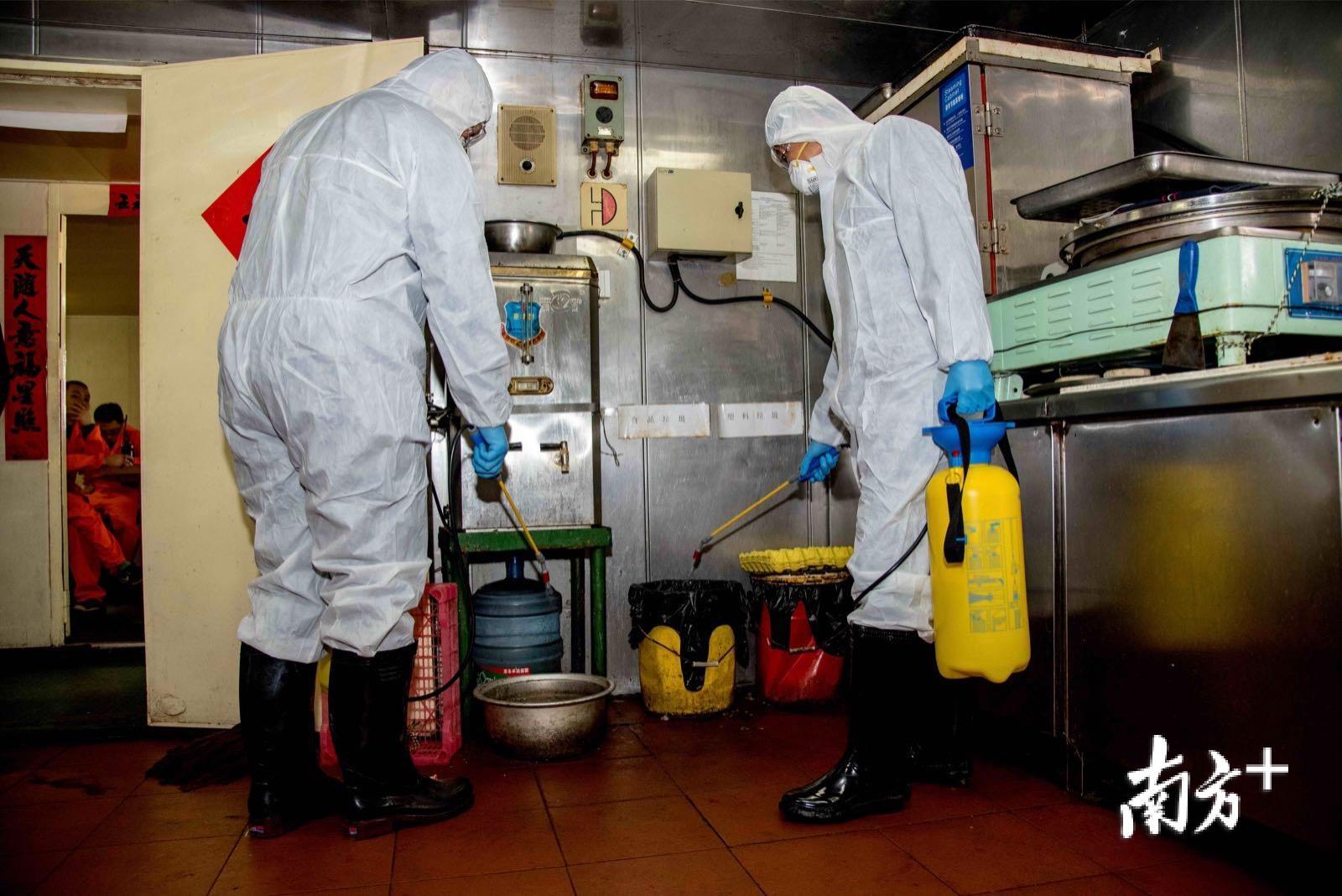 海关查验人员对重点区域进行消毒。袁国宏 摄