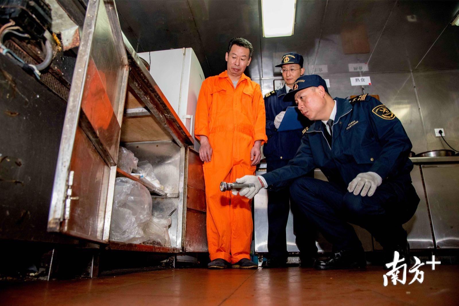 海关查验人员对该船厨房、餐厅、船员宿舱等重点部位实施卫生检查。袁国宏 摄
