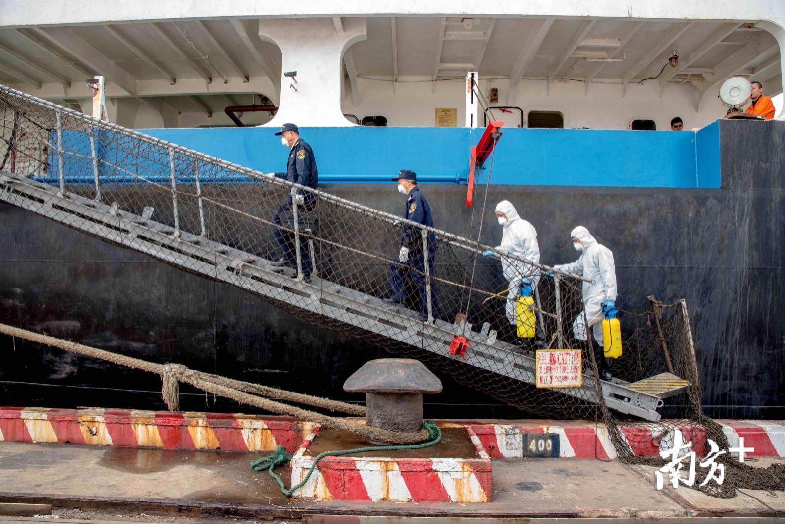 汕头港海关查验人员登上轮船进行查验。袁国宏 摄