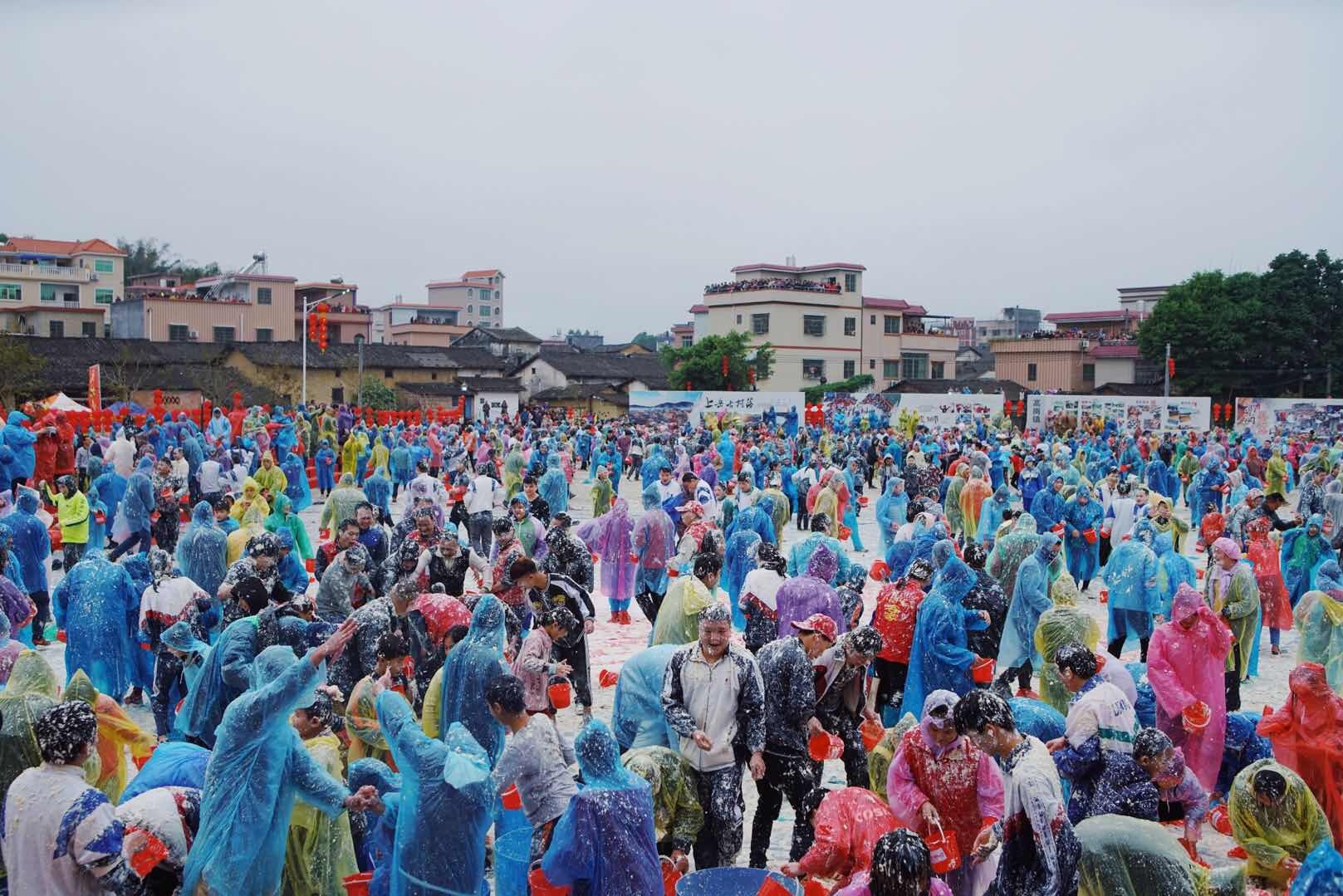 清远豆腐节万人互砸豆腐讨吉祥,你"白头"了吗?