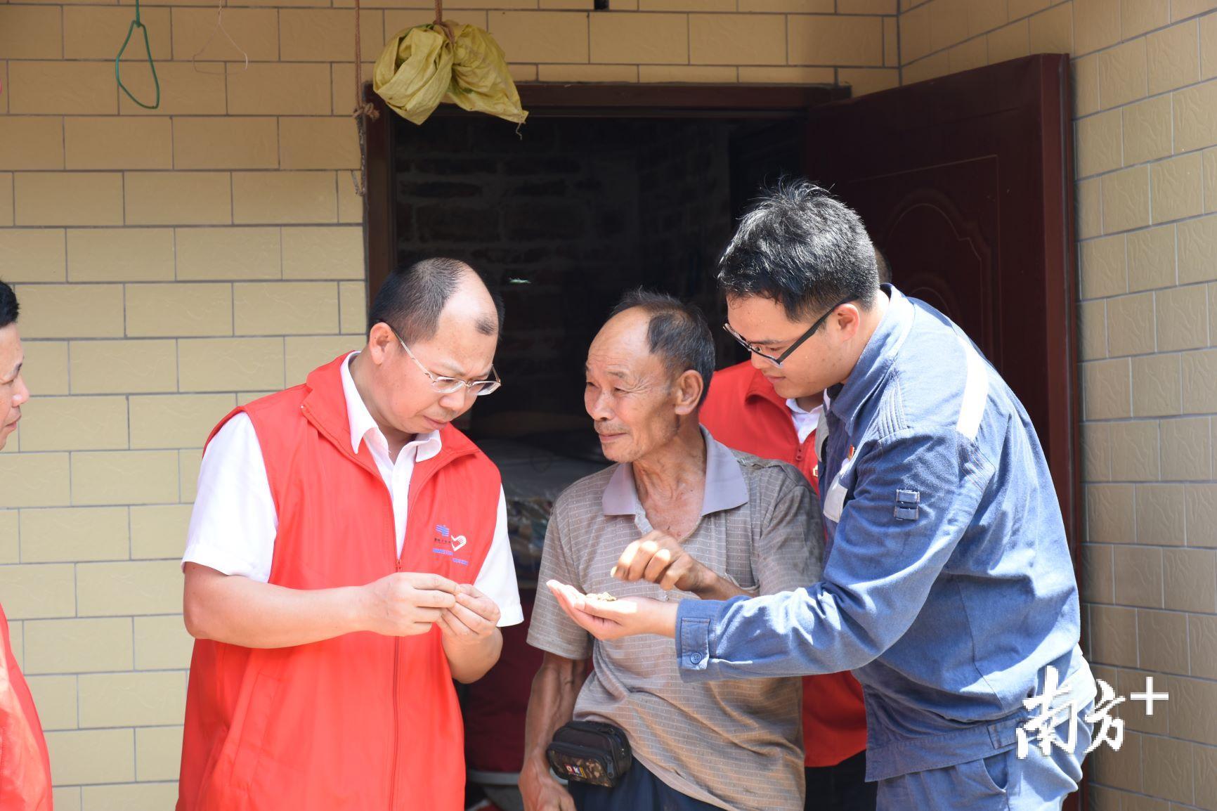茂名供电局党委书记朱灼新(左一)到信宜洪冠垌头村指导精准扶贫工作。 茂名供电局党委书记朱灼新(左一)到信宜洪冠垌头村指导精准扶贫工作。