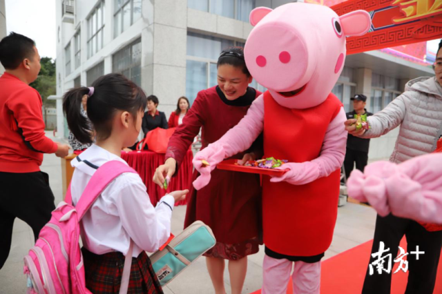 福田区下沙小学开学典礼。吴亭臻/摄 福田区下沙小学开学典礼。吴亭臻/摄