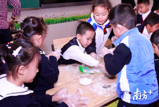 龙华区华南实验学校学做汤圆。 龙华区华南实验学校学做汤圆。