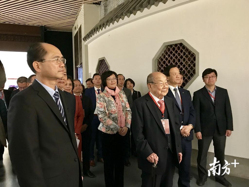 嘉宾参观图片展。 嘉宾参观图片展。