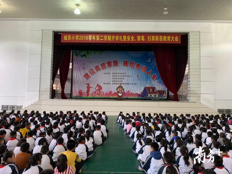 借助开学典礼，容桂派出所民在城西小学开展安全讲座。顺德公安供图