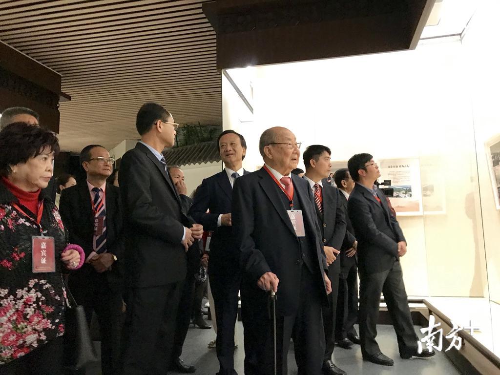 嘉宾参观图片展。 嘉宾参观图片展。