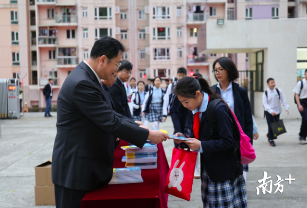 福田区教育科学研究院附属中学送诗歌集《赋苑》。 福田区教育科学研究院附属中学送诗歌集《赋苑》。