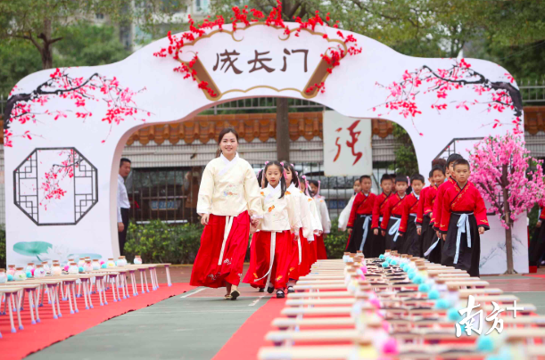 福田区莲花小学开学典礼。朱洪波/摄 福田区莲花小学开学典礼。朱洪波/摄