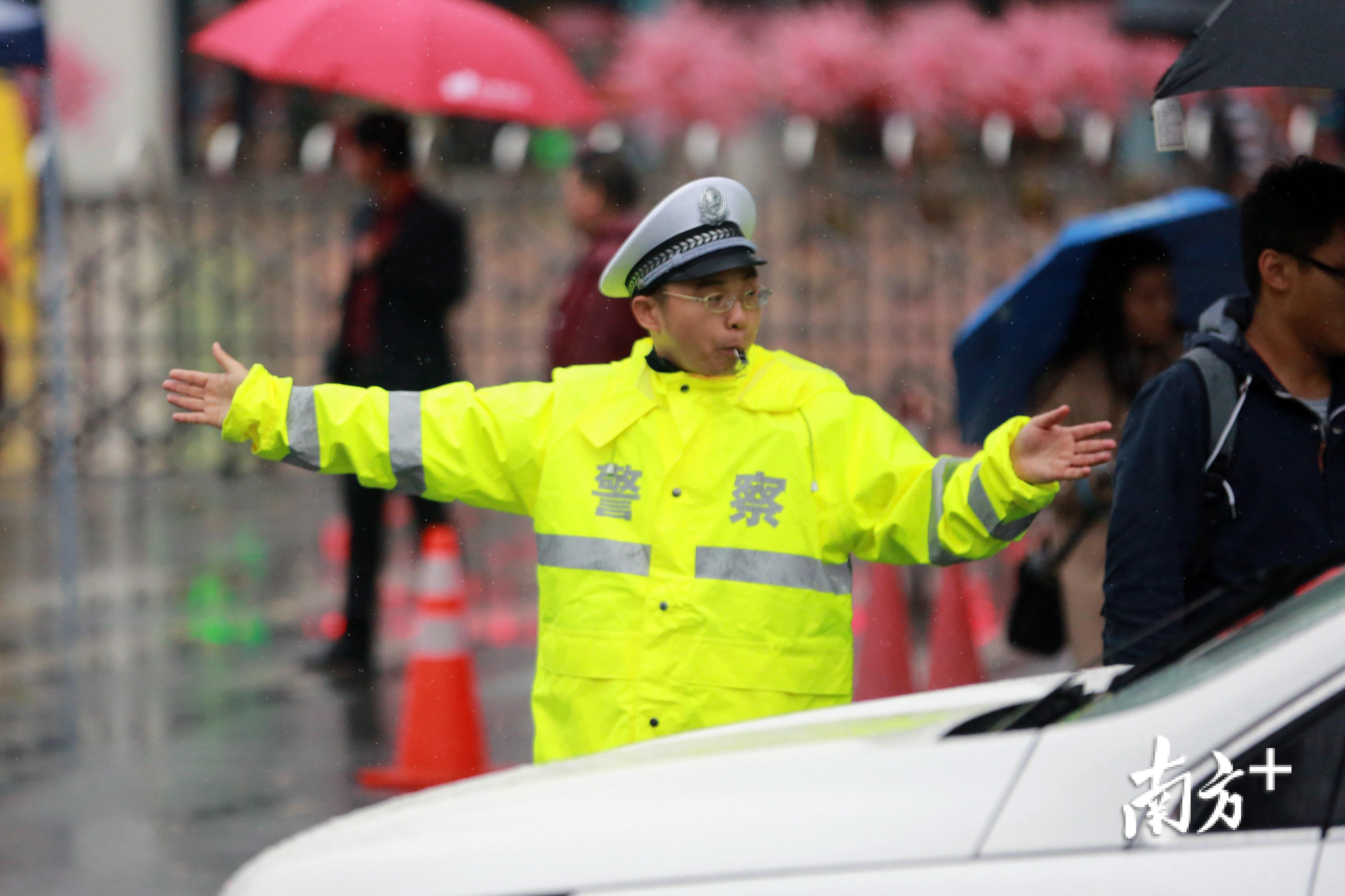 顺德交警宣交室主任黄智一今天一早就上路执勤。顺德公安供图