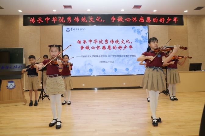 小提琴表演。 小提琴表演。