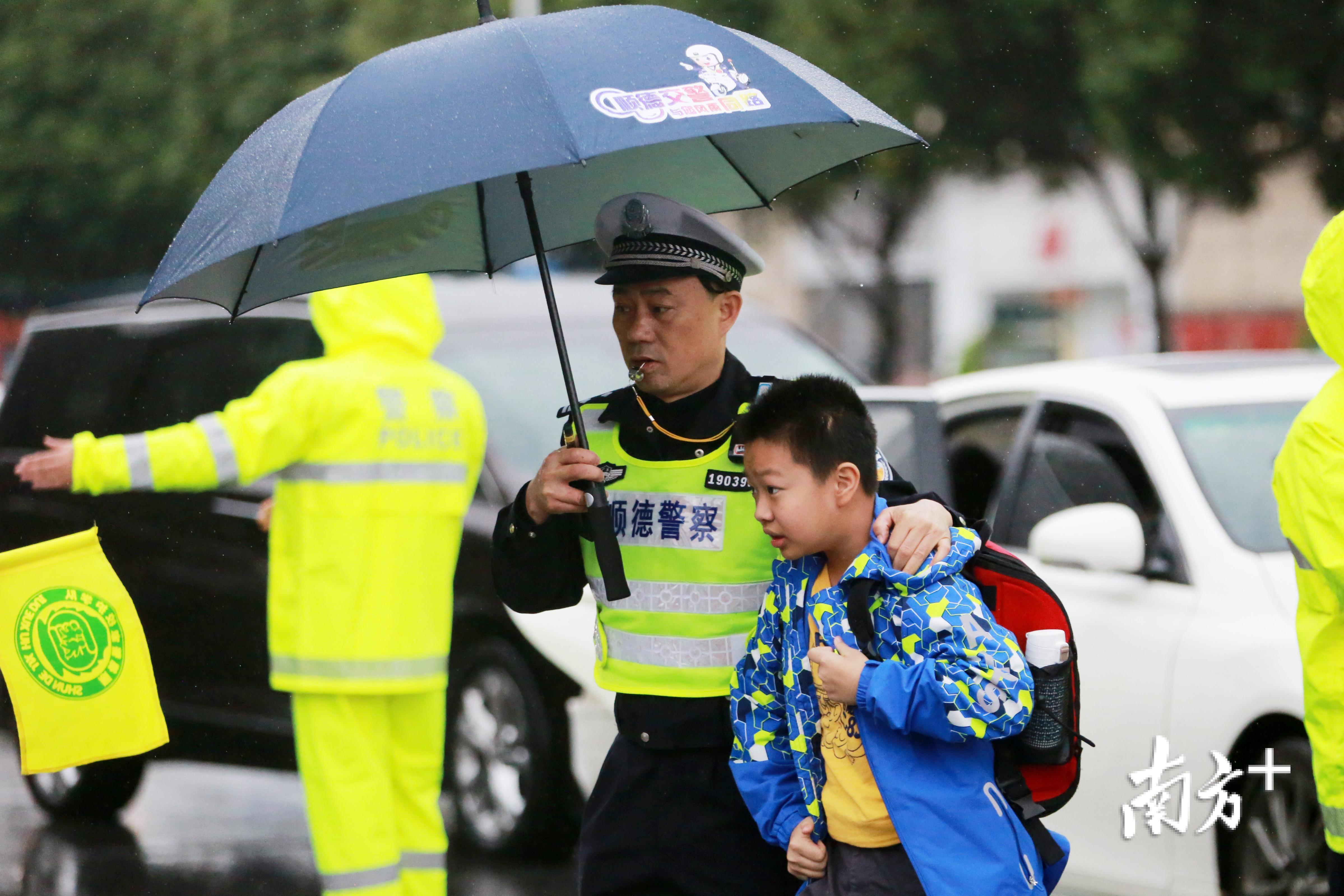 18日，顺德区公安局出动1100余名警力冒雨上岗执勤。顺德公安供图
