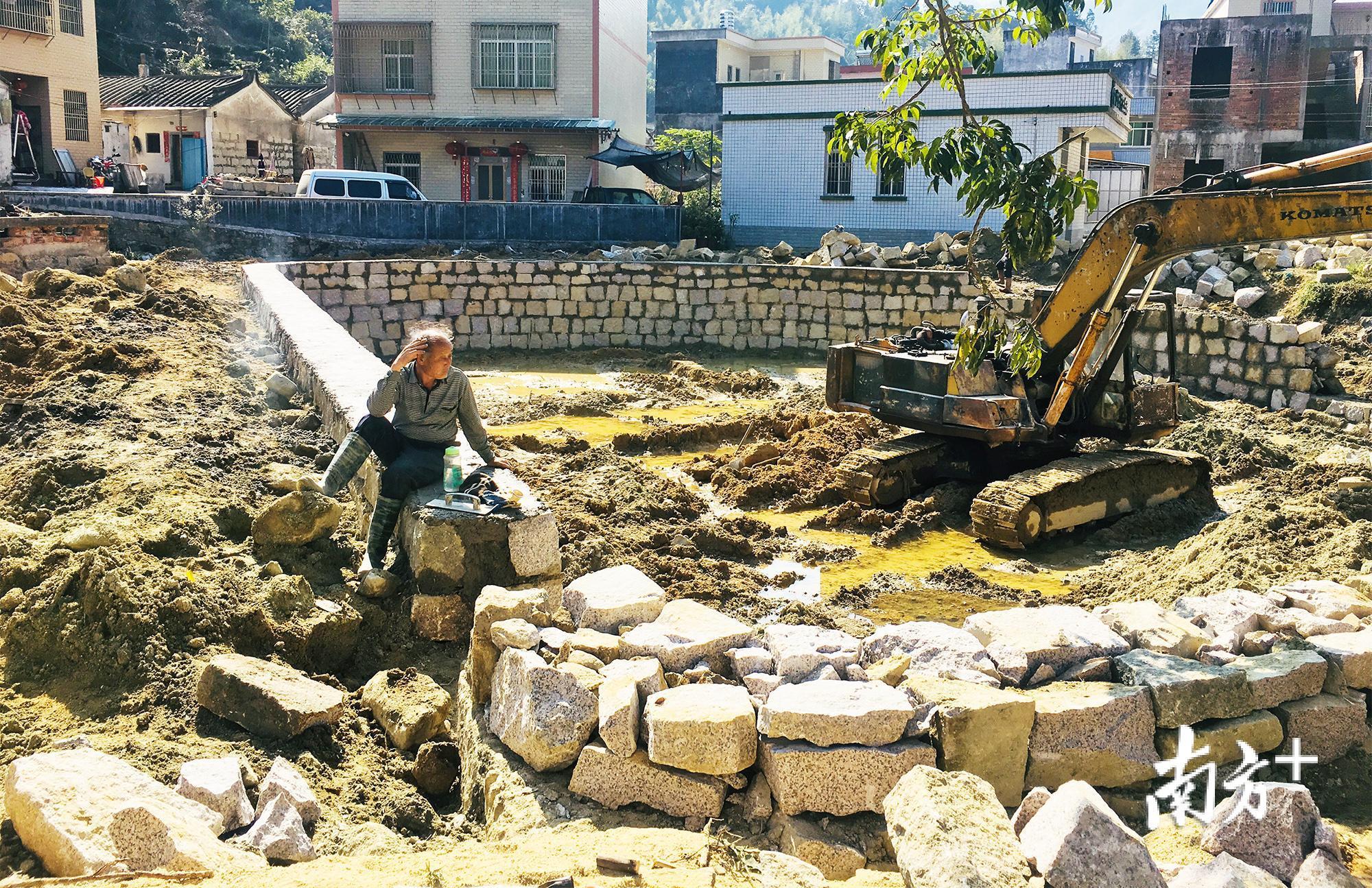 祠堂前的景观池正在修缮。