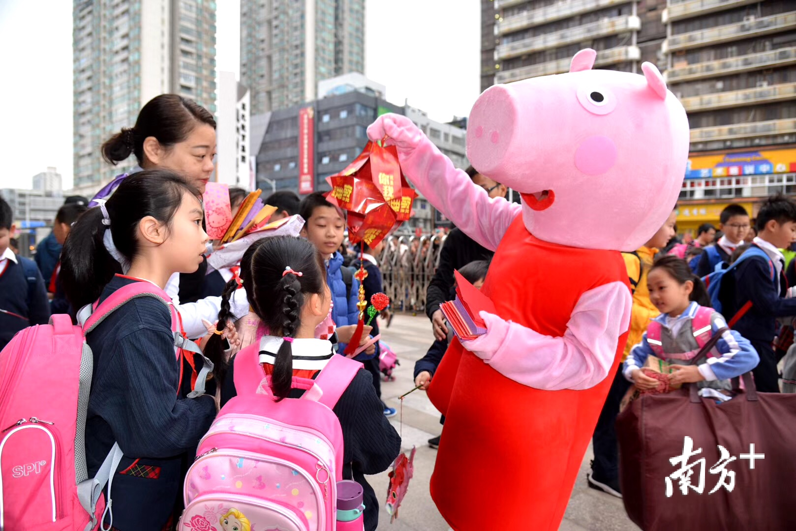 罗湖区翠北实验小学门口的校长“佩奇”。 罗湖区翠北实验小学门口的校长“佩奇”。