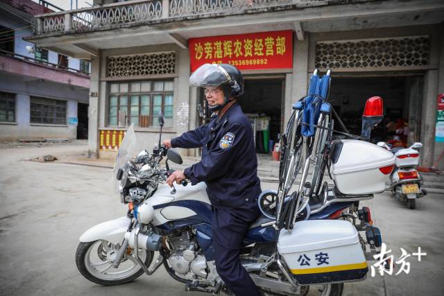 聂桂清正准备将轮椅以及残疾证送到有困难的村民家中。 