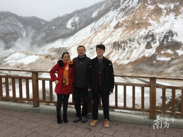 张双全和家人合照。
