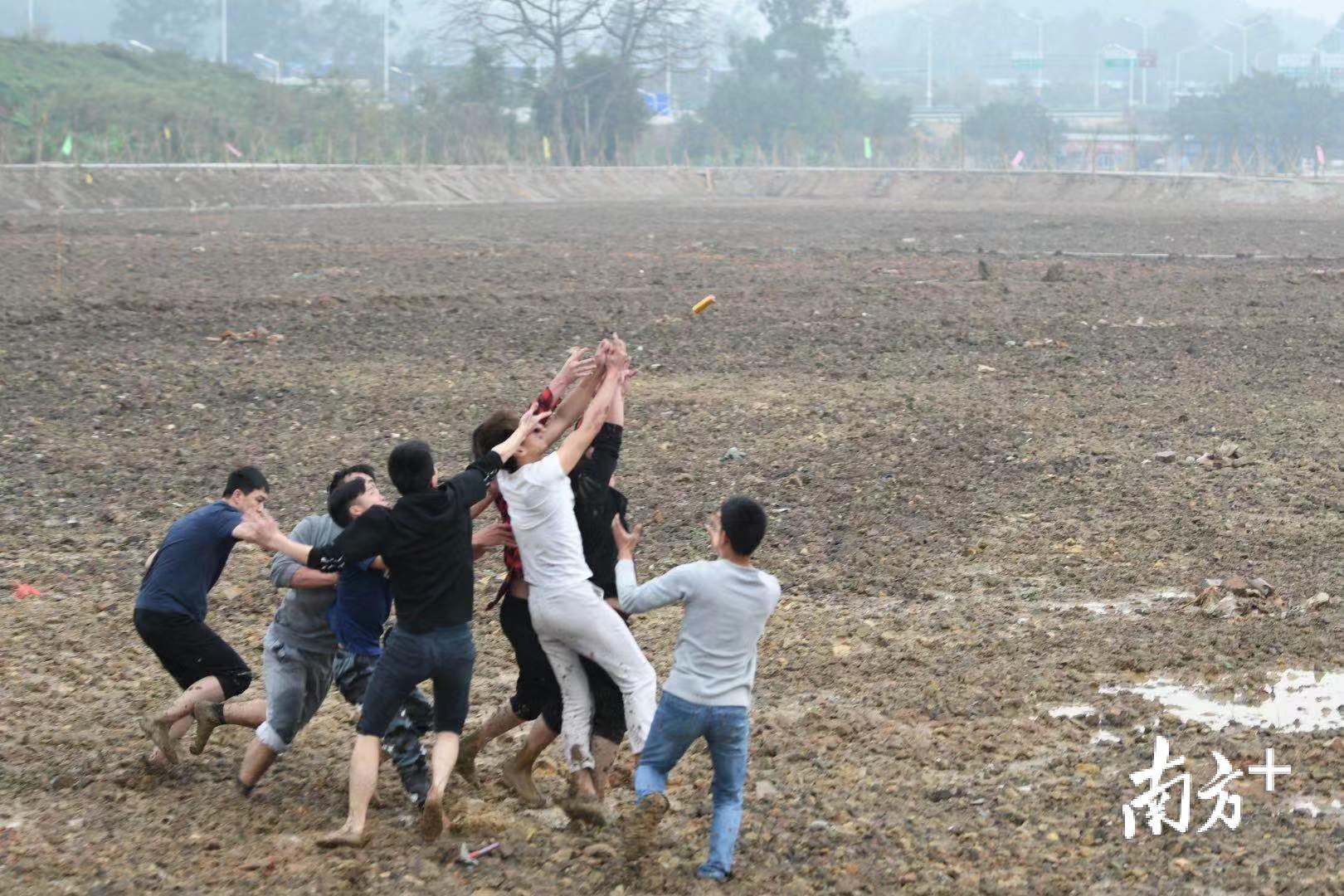 田间,村民卯足劲儿抢头炮。 田间,村民卯足劲儿抢头炮。