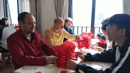 外教与同学们一起学做灯笼。 外教与同学们一起学做灯笼。