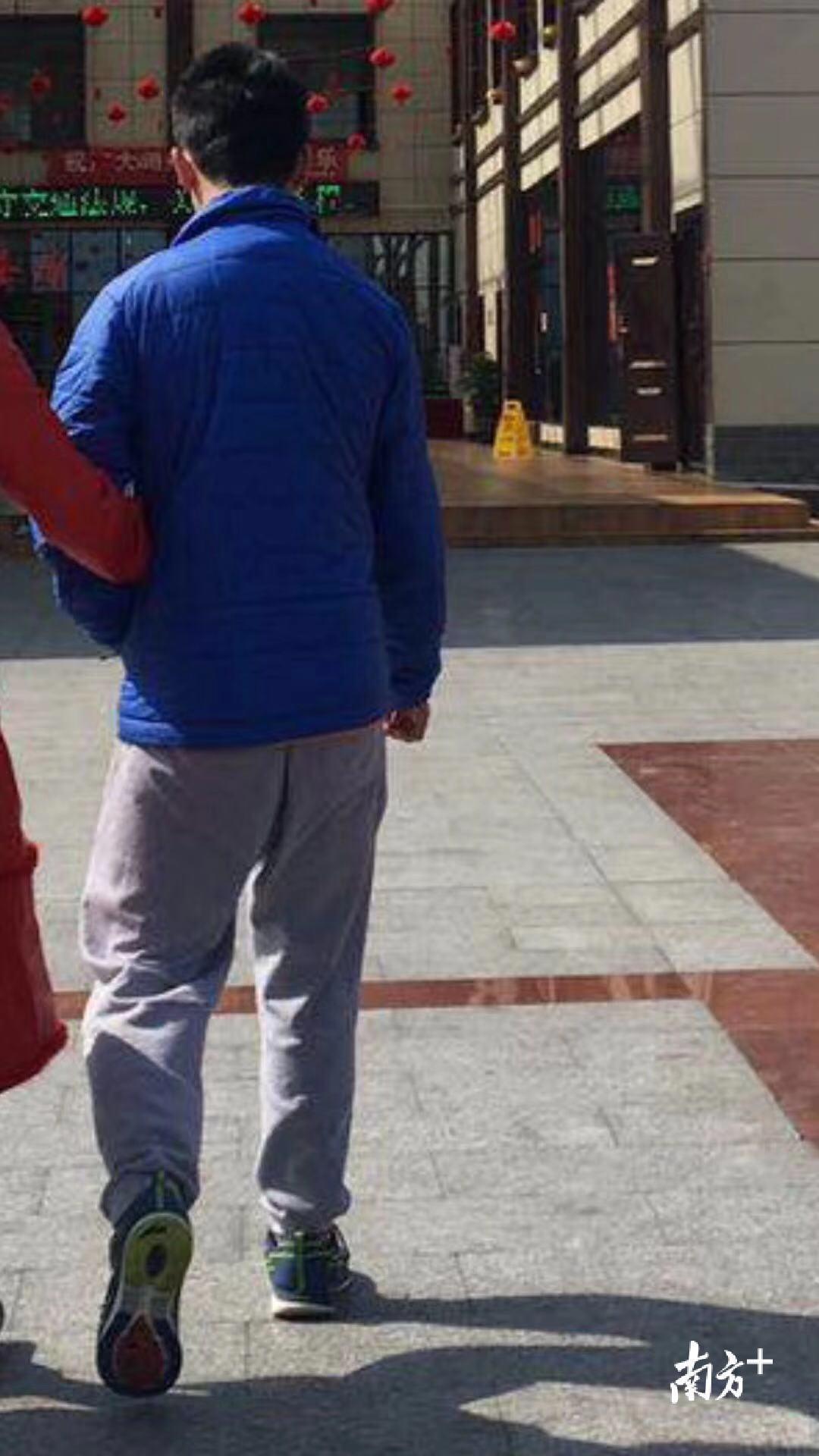 李子昂从家外出时穿着的衣服 李子昂从家外出时穿着的衣服