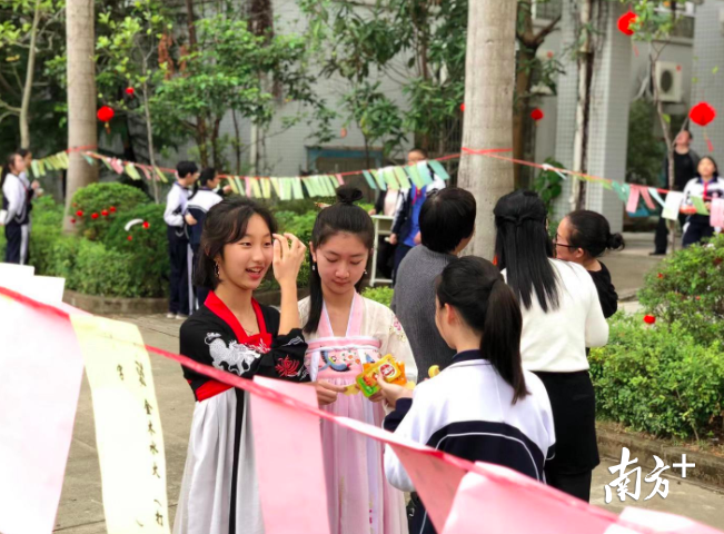 身穿汉服的红岭学生。 身穿汉服的红岭学生。