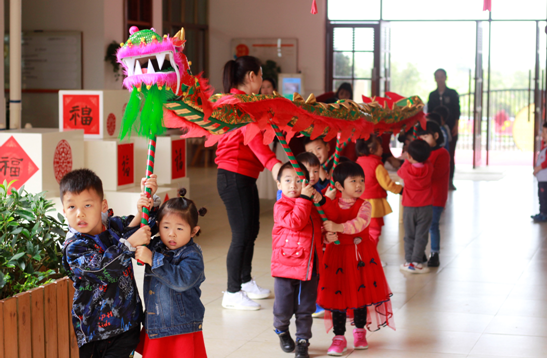 金湾区红旗镇第二中心幼儿园孩子们舞狮。 金湾区红旗镇第二中心幼儿园孩子们舞狮。