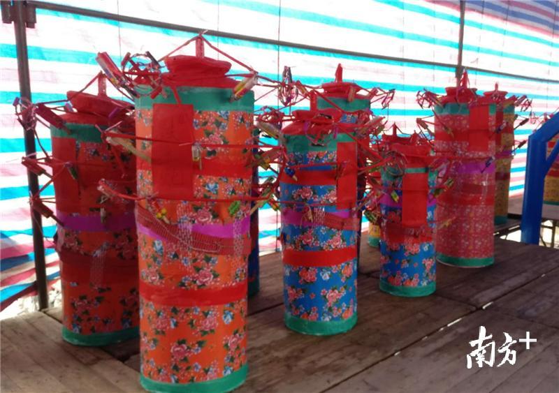 11种花炮,分别为法主炮、华佗炮、北帝炮、天后炮、土地炮、观音炮、关帝炮、华光炮、善财龙女炮、财神炮和丁财炮。 11种花炮,分别为法主炮、华佗炮、北帝炮、天后炮、土地炮、观音炮、关帝炮、华光炮、善财龙女炮、财神炮和丁财炮。