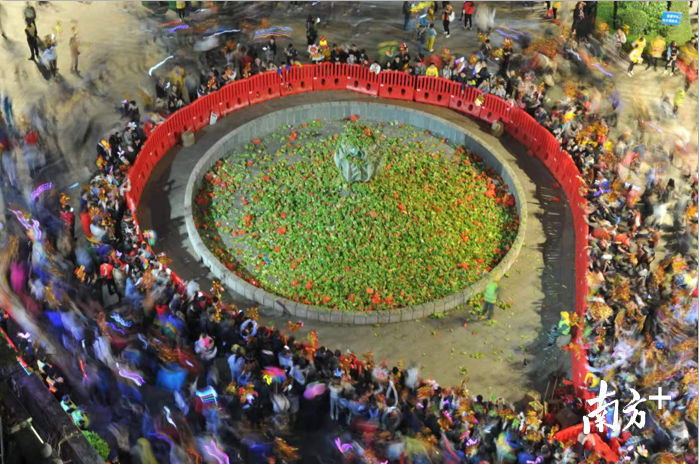 “行通济”现场,生菜池里扔满了市民带来的生菜。戴嘉信 摄 “行通济”现场,生菜池里扔满了市民带来的生菜。戴嘉信 摄