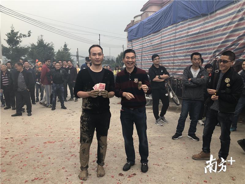 财神炮的抢炮者和竞投者。 财神炮的抢炮者和竞投者。