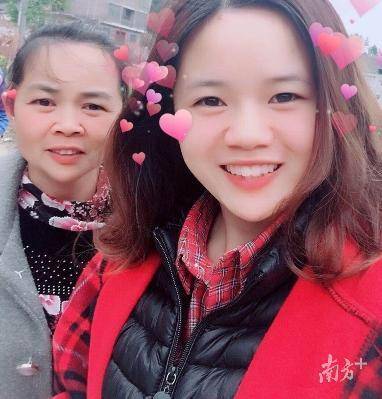 助产士黄益与母亲合照。