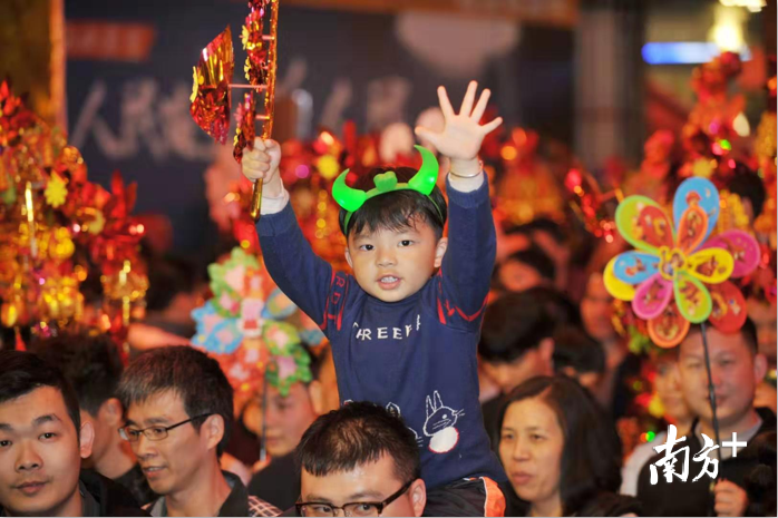 走过通济桥，一名小朋友兴奋得手舞足蹈。南方日报记者 戴嘉信 摄