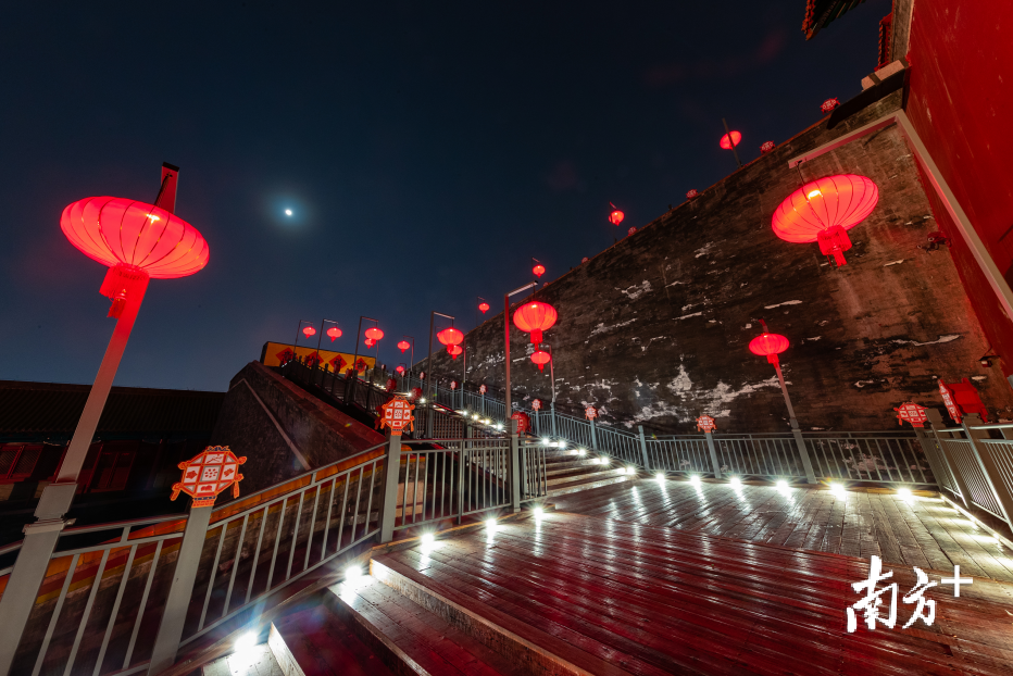 宫灯引路午门东马道路。 宫灯引路午门东马道路。