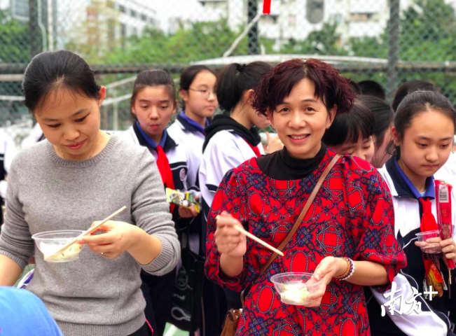 来参加活动的学生家长。 来参加活动的学生家长。