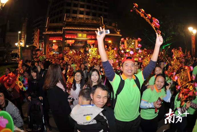 元宵夜，行通济的市民挤满了通济桥，节日气氛十分热烈。南方日报记者 戴嘉信 摄