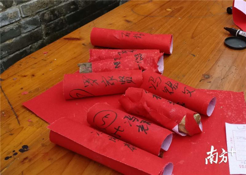 抢回来的炮头将由竞投花炮的村民带回家中供奉,寓意把好运带回家。 抢回来的炮头将由竞投花炮的村民带回家中供奉,寓意把好运带回家。