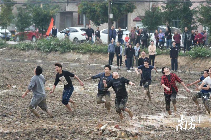 “冲啊”! “冲啊”!