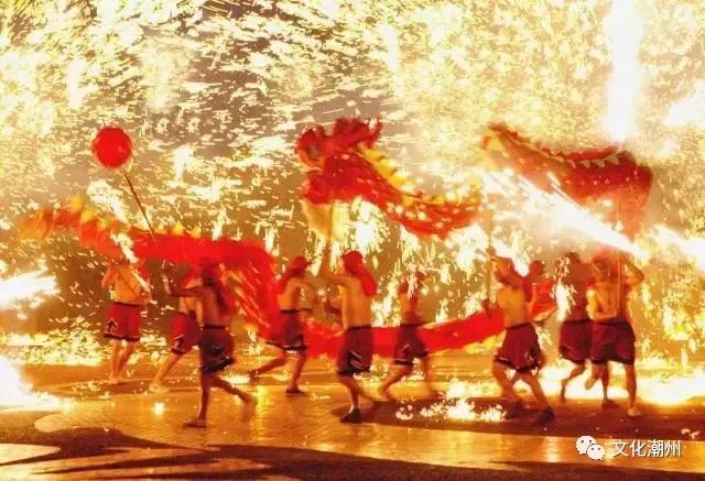 ▲舞龙灯 ▲舞龙灯