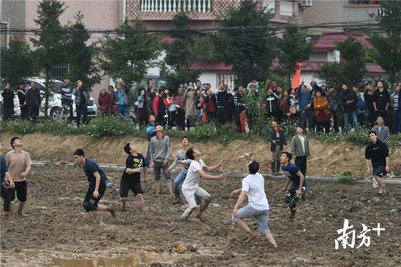 泥浆四溅顾不上,一心只为赢头炮。 泥浆四溅顾不上,一心只为赢头炮。