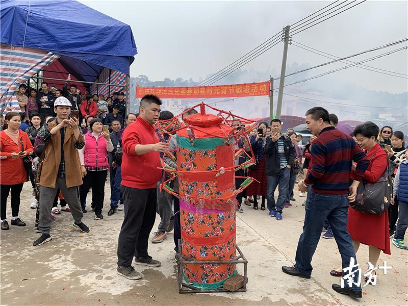 花炮有大有小,高1.2米至1.6米不等。炮身贴满花纸,插着风车,鞭炮烟花缠绕其身。引线由下而上将鞭炮烟花炮头连在一起。图为北帝炮。 花炮有大有小,高1.2米至1.6米不等。炮身贴满花纸,插着风车,鞭炮烟花缠绕其身。引线由下而上将鞭炮烟花炮头连在一起。图为北帝炮。