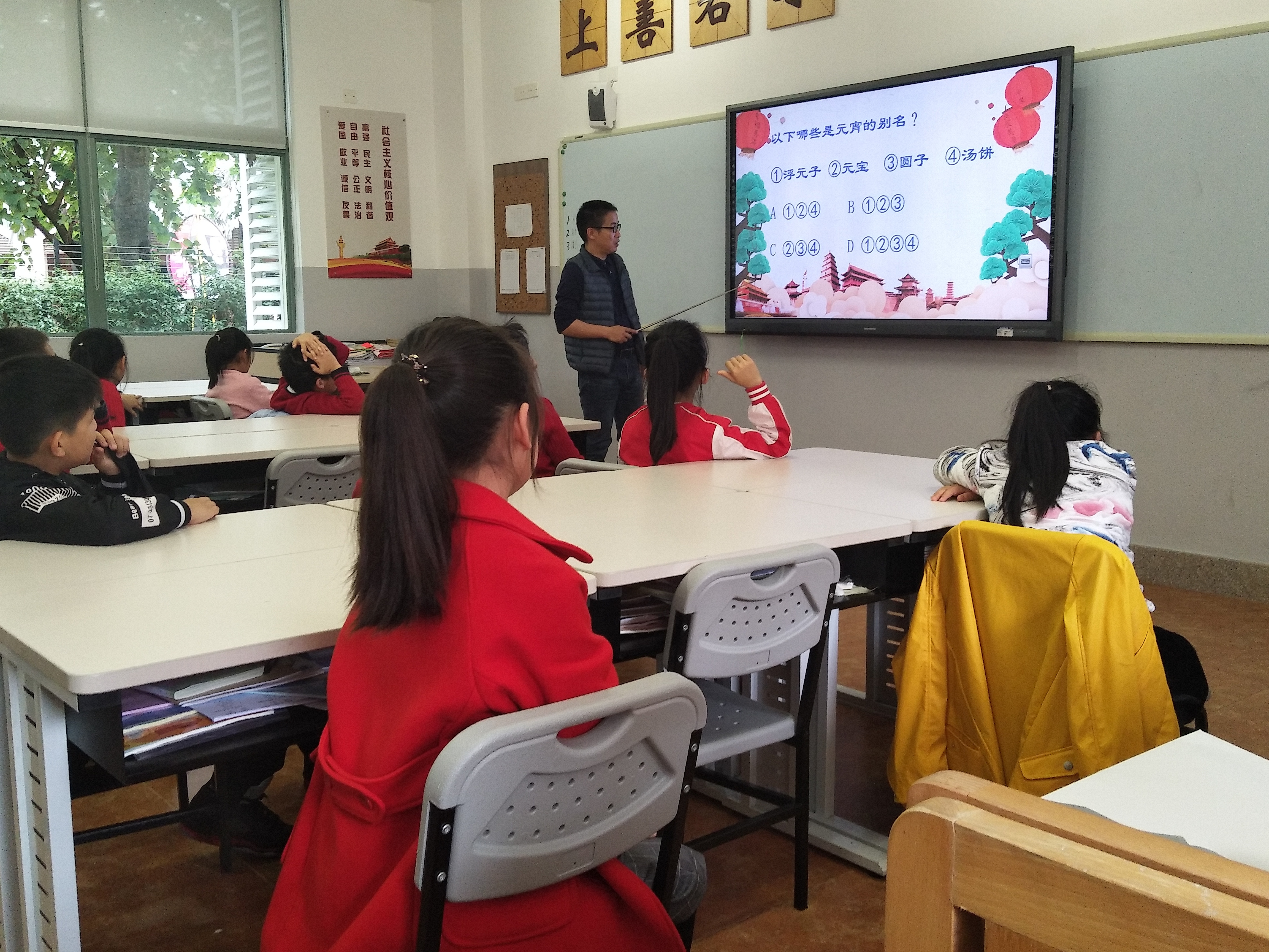 珠海容闳学校学生正在进行传统节日课程学习。 珠海容闳学校学生正在进行传统节日课程学习。