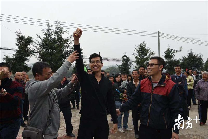 几位村民成功抢到法主炮。 几位村民成功抢到法主炮。