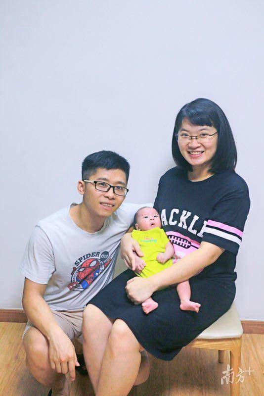魏鹏东与妻子和儿子。