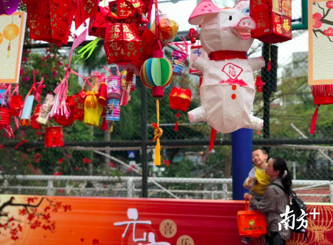 一“猪”独秀!琳琅满目的红灯笼里惊现一只粉色的“猪” 一“猪”独秀!琳琅满目的红灯笼里惊现一只粉色的“猪”