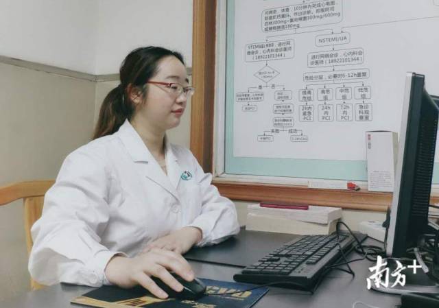 黄兆琦医生在开医嘱。