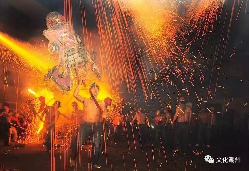 ▲钢火烧龙 ▲钢火烧龙