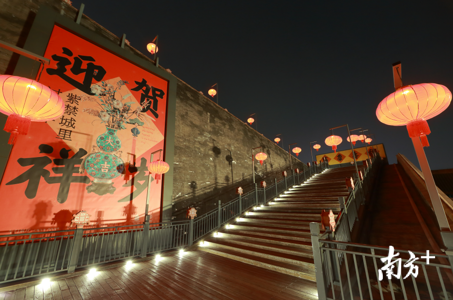 午门东马道灯火通明。 午门东马道灯火通明。