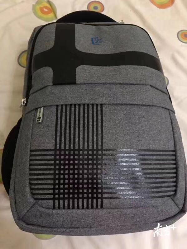 李子昂从家外出时所背的包 李子昂从家外出时所背的包