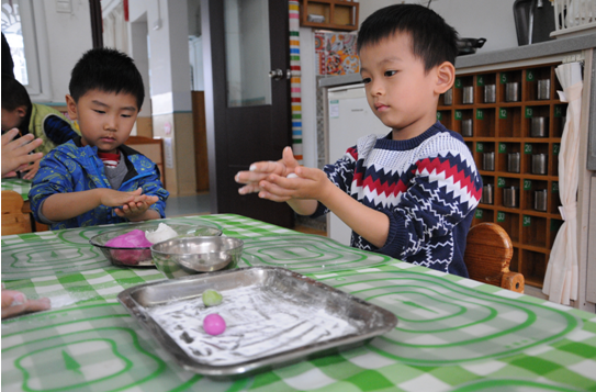 香洲区启源幼儿园孩子们包汤圆。 香洲区启源幼儿园孩子们包汤圆。