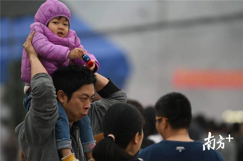 小朋友也来为抢头炮的哥哥们加油。 小朋友也来为抢头炮的哥哥们加油。